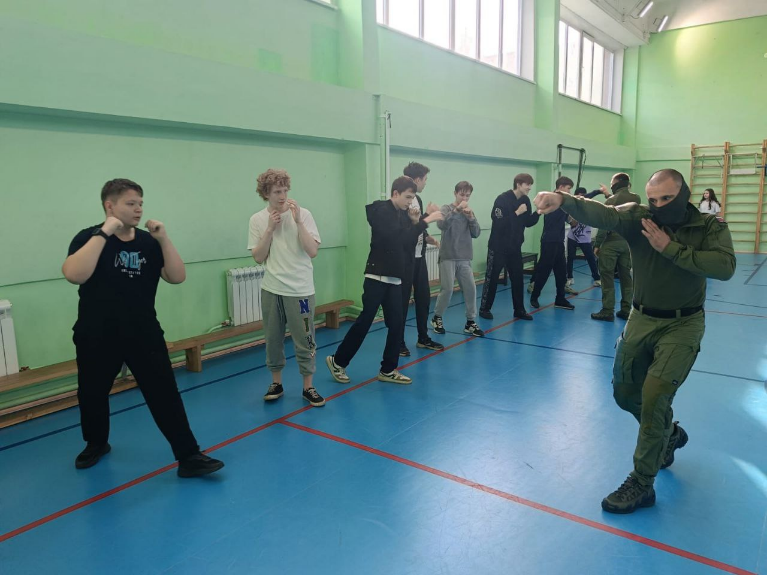 Урок физической культуры с мастерами спорта по кикбоксингу и рукопашному бою бойцами отряда СОБР «Байкал».
