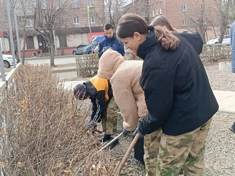 Кадеты наводят порядок в Сквере Памяти.